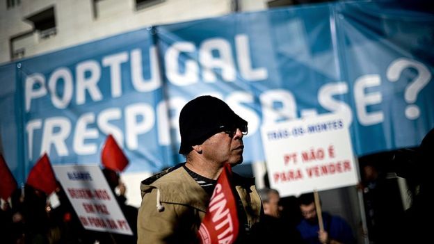 Manifestante en Portugal.