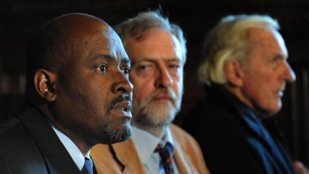 Louis Olivier Bancoult, líder chagosiano (izq.), junto a Jeremy Corbyn, actual líder de la oposición en Reino Unido, y el periodista John Pilger en una foto de archivo.