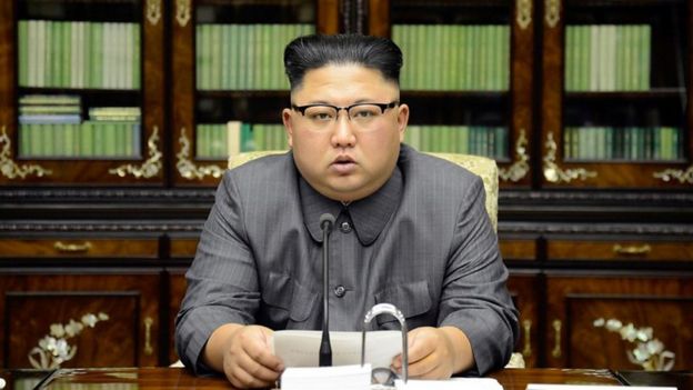  Kim Jong-un, em imagem de sua agência oficial de notícias, aceitou encontro com Trump e iniciou reaproximação com a Coreia do Sul após ano marcado por testes nucleares e ameaças. Fotografia: KCNA