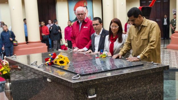 Ramírez y Maduro durante el entierro de Chávez.