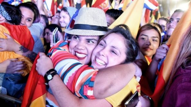 Supporters of the presidential candidate of Costa Rica's governing Citizen Action Party (PAC), Carlos Alvarado, celebrate in San Jose on April 01, 2018.