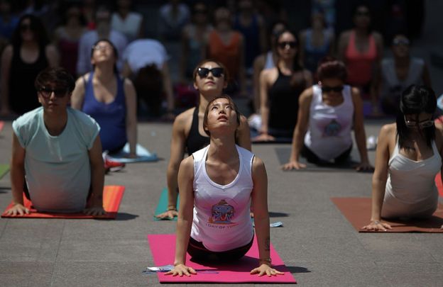 Personas haciendo yoga
