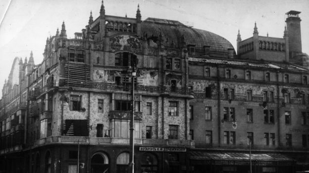 ரஷ்யா புரட்சியையடுத்து மாஸ்கோவில் உள்ள மெட்ரோபோல் விடுதியின் முன்பகுதி சேதமாகியிருக்கும் காட்சி