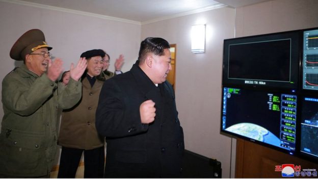 Kim Jong un supervisa un lanzamiento balístico