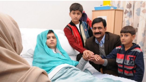 Malala em uma cama de hospital em Birmingham, cercada pela famÃ­lia