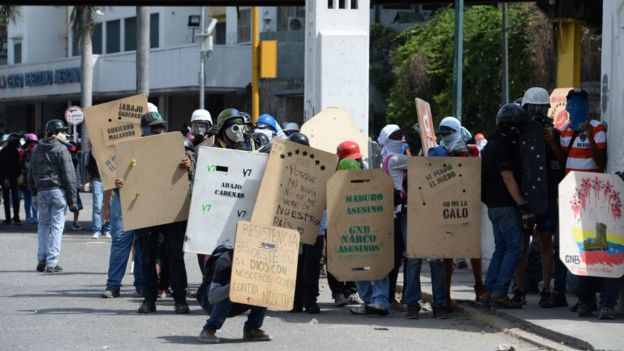 Con escudos caseros algunos manifestantes se enfrentan con la Guardia Nacional Bolivariana en Venezuela,