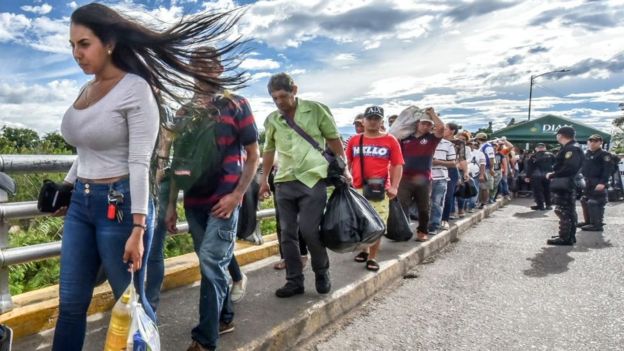 Venezolanos cruzando a Colombia por Cúcuta.
