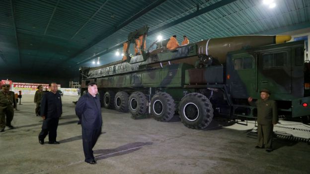 Kim Jong Un inspecciona un misil Hwasong-14