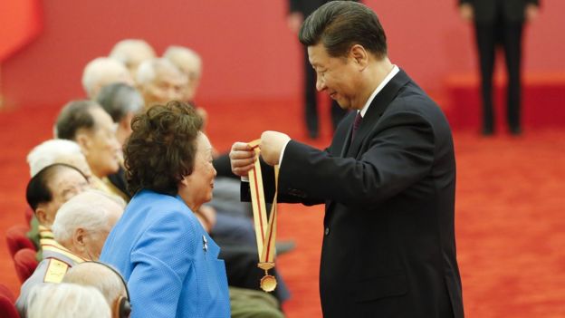 Anna Chennault receiving a medal from Xi Jinping