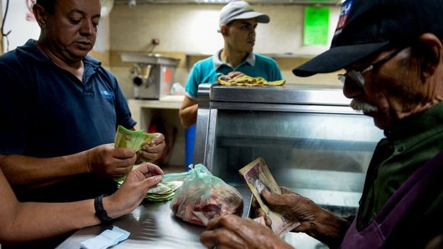 Venezolanos en una carnicería