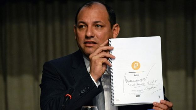 El ministro de Ciencia, Tecnología y Educación Universitaria de Venezuela, Hugbel Roa, sostiene el documento con la propuesta financiera del petro.