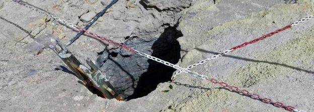 Дыра у кратера и цепи