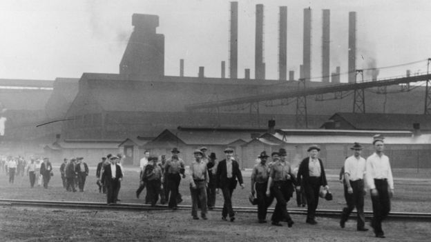 Trabajadores en una fábrica de acero en Chicago