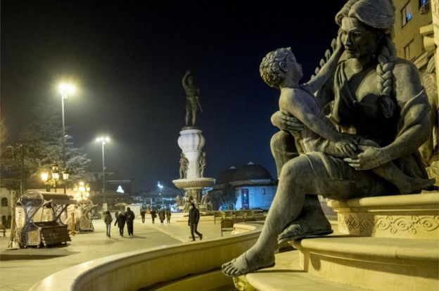 Статуя матери Александра Македонского Олимпии у фонтана в Скопье