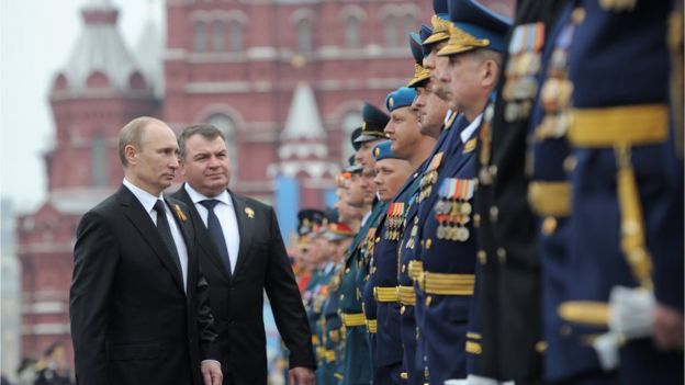 Vladimir Putin pasando revista