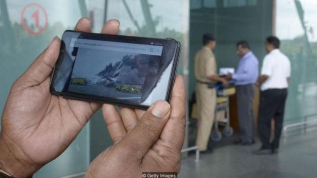 Celular mostrando acidente de avião