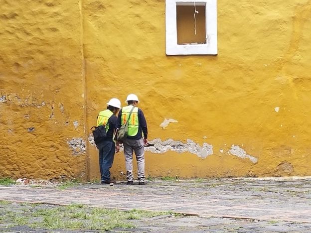 Grietas en una pequeña iglesia del barrio de Coyoacán.