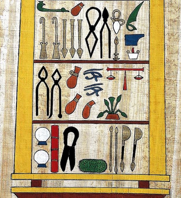 Imagem de instrumentos cirúrgicos do Egito antigo