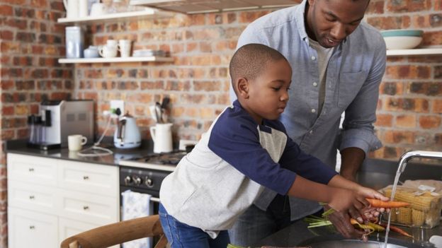 Ao ajudar na cozinha, a criança aprende instruções complexas, memória e foco