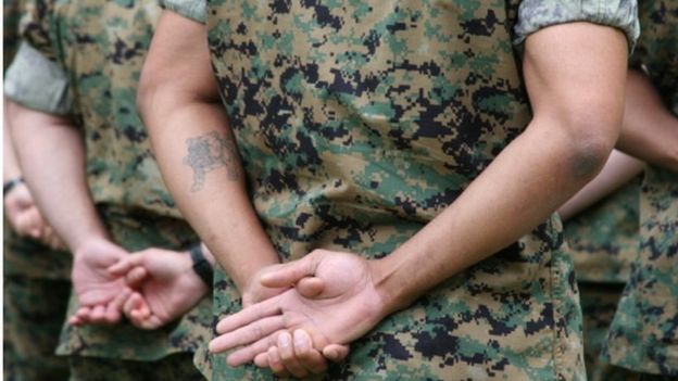 Militar com tatuagem no braço