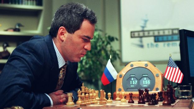 Gary Kasparov compitiendo con la computadora Deep Blue