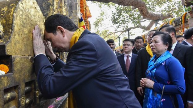 Chủ tịch Trần Đại Quang và phu nhân Nguyễn Thị Hiền thăm đền Mahabodhi ở Bodhgaya, bang Bihar, Ấn Độ hôm 2/3/2018