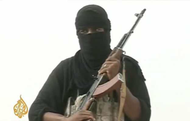 Miembro de al Qaeda sostiene un fusil (Foto: Al Jazeera)