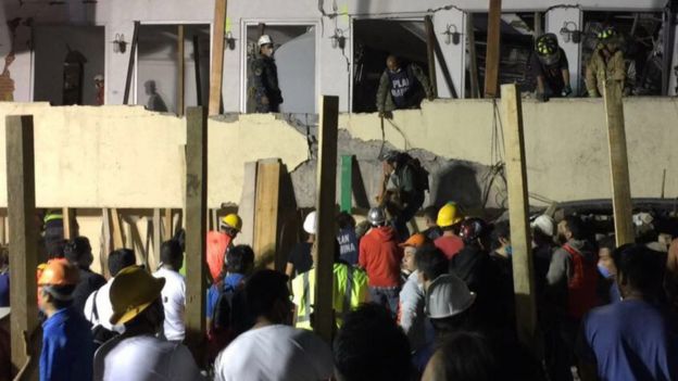 Socorristas en la escuela Rebsamen, destrozada por el terremoto en México
