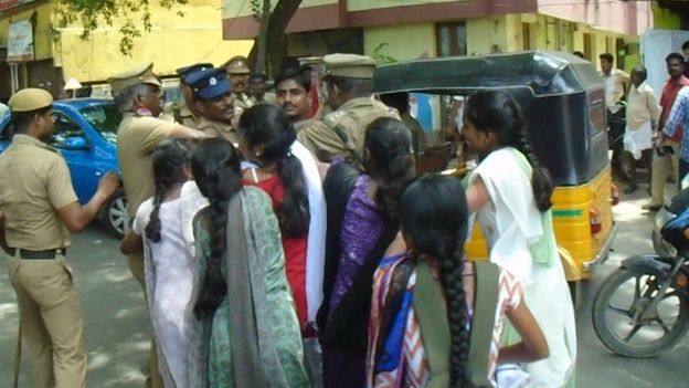 போராட்டங்களின் போது பெண்கள் கையாளப்படும் விதம் குறித்த சர்ச்சை அதிகரித்துள்ளது