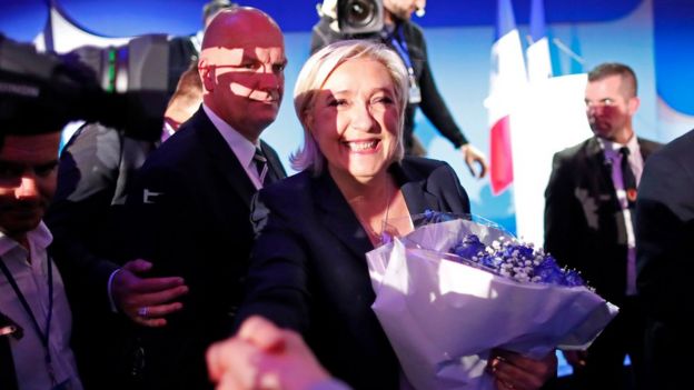 Marine Le Pen es felicitada