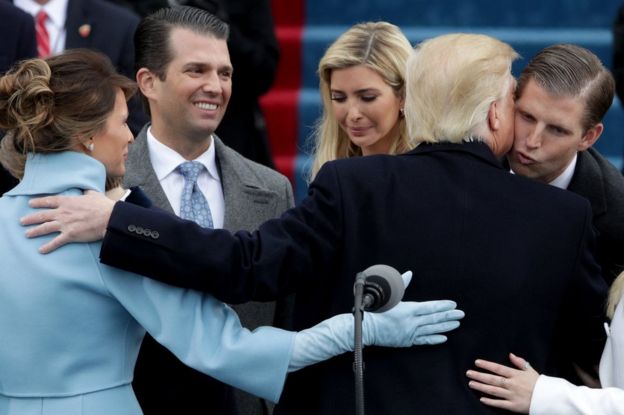 De izquierda a derecha, Melania Trump, Donald Trump Jr., Ivanka Trump, de espaldas Donald Trump y besándole Eric Trump, en la toma de posesión del presidente el 20 de enero de 2017 en el Capitolio, Washington, Estados Unidos.