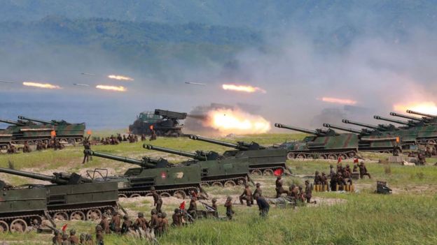 Tanques de guerra disparando