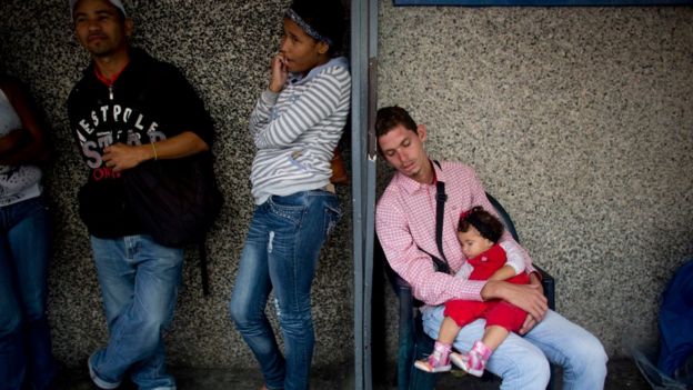 Fila para entrar em supermercado em Caracas