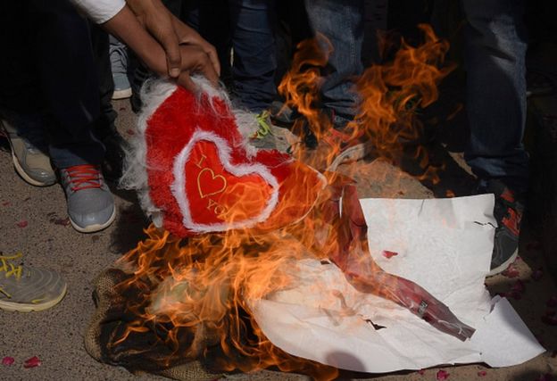 Hinduistas fundamentalistas queimando corações de tecido no dia dos namorados