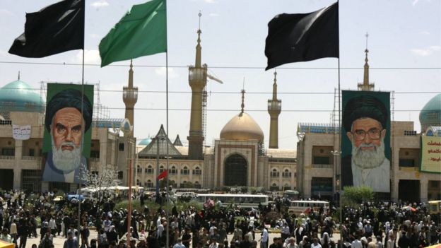 File photo of people attending a commemoration to mark the 18th anniversary of the death of Ayatollah Khomeini, at his mausoleum in Tehran (June 2007)