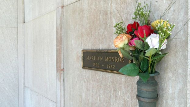 La tumba de Marilyn Monroe en el Parque Mortuorio de Westwood Village, en Los Ángeles, California