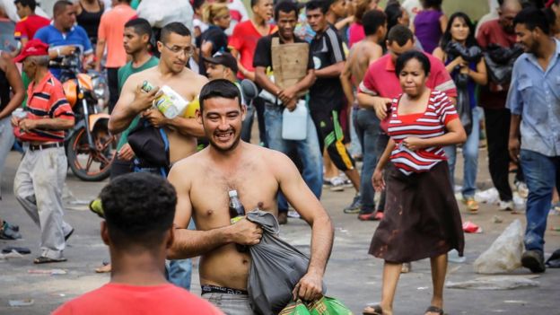 Una multitud saquea un supermercado en Ciudad Bolívar