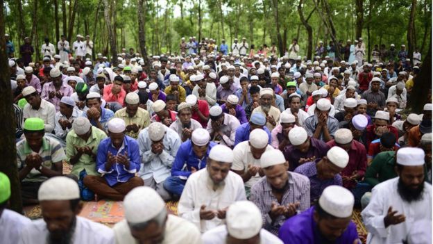 மியான்மர்-பங்களாதேஷ் எல்லையில் உள்ள முகாம் ஒன்றில் பக்ரித் தொழுகை செய்யும் ரோஹிஞ்சா அகதிகள்.