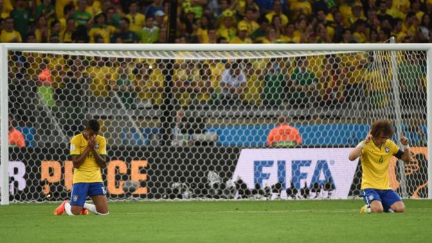 Luiz Gustavo y David Luiz rezan después de la derrota.
