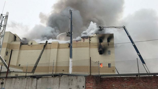 Bomberos trabajan para apagar el incendio en el centro comercial de Kemerovo, Rusia.