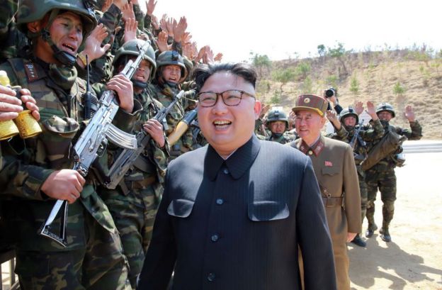 Esta foto não datada divulgada pela Agência Coreana de Notícias da Coreia do Norte (KCNA) em 14 de abril de 2017 mostra o líder norte-coreano Kim Jong-Un (C) inspecionando o "Concurso de Localização não revelada na Coréia do Norte.