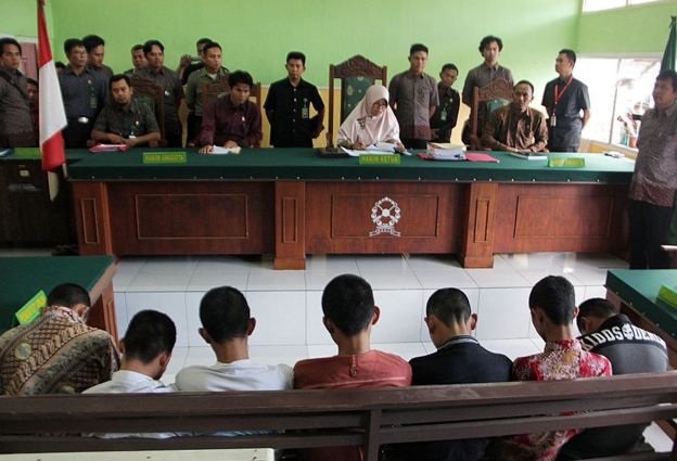 Juicio por la violación en grupo de una niña de 14 años en Indonesia