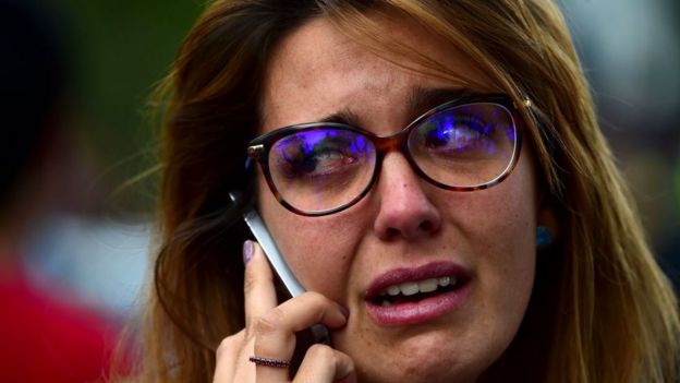 Mujer en México hablando por teléfono tras el terremoto.