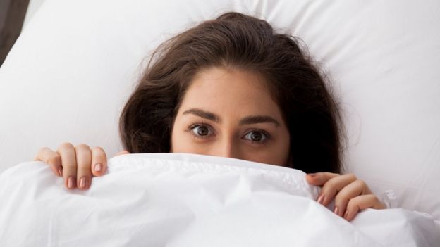 Mujer en la cama