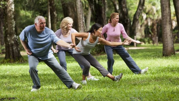 An outdoor tai chi class