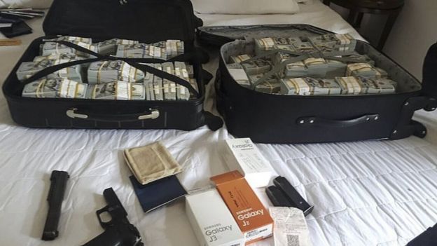 Maletas con dinero, una pistola y otros efectos pertenecientes a Luiz Carlos da Rocha, 1 de julio de 2017
