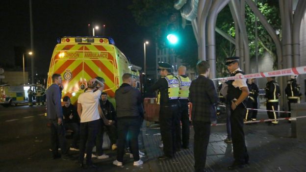 الشرطة تطوق مركز تسوق شرقي لندن إثر هجمات بالحمض _97990346_hi041930993