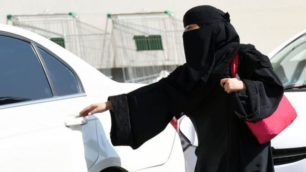 Una mujer aborda un auto en Arabia Saudita