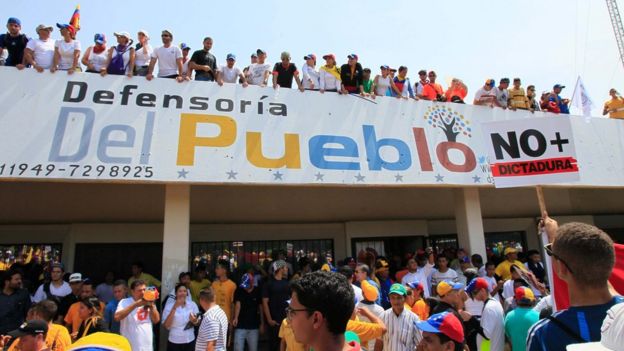 Los manifestantes en Maracaibo llegaron hasta la Defensoría del Pueblo antes de ser replegados por la policía.