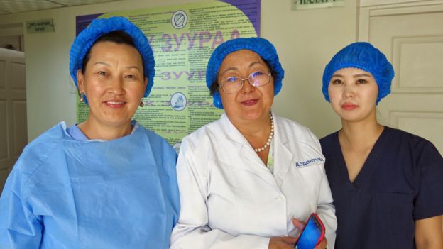 Odontuya Davaasuren (centro) con dos de sus enfermeras de la unidad de cuidados paliativos.